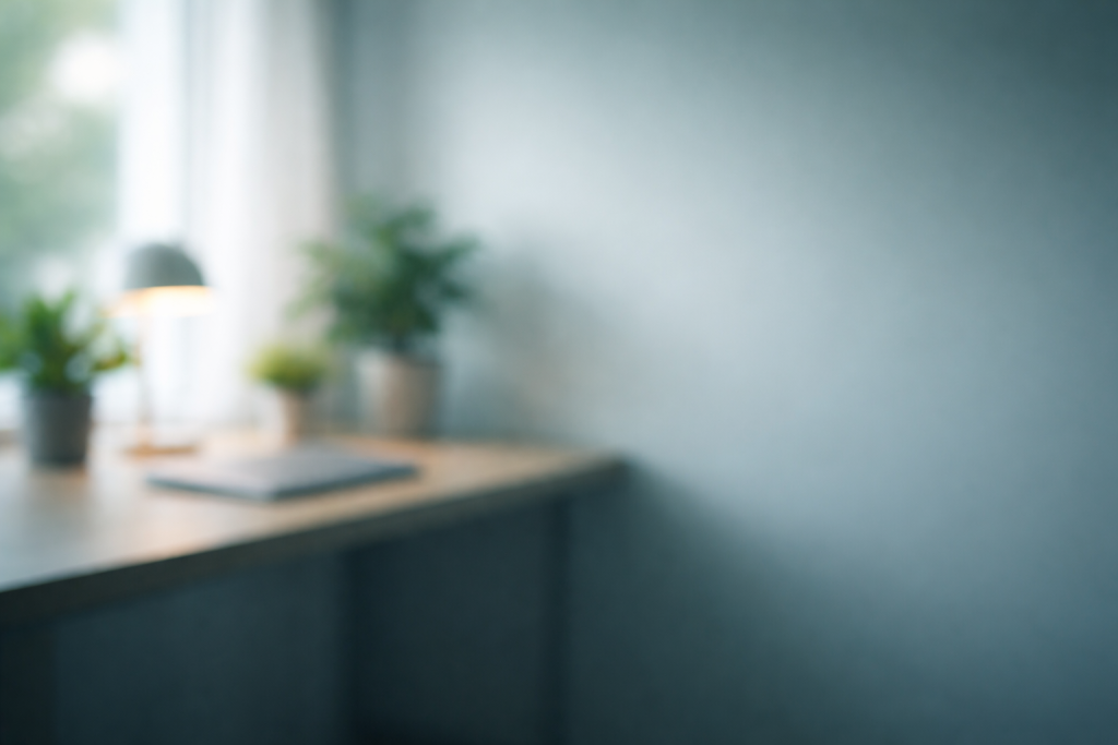 [dark] Baggrund til testimonials: blød, defokuseret scene med skrivebord, planter og laptop, rolig blå/grøn tone og masser af negativ plads til citater.